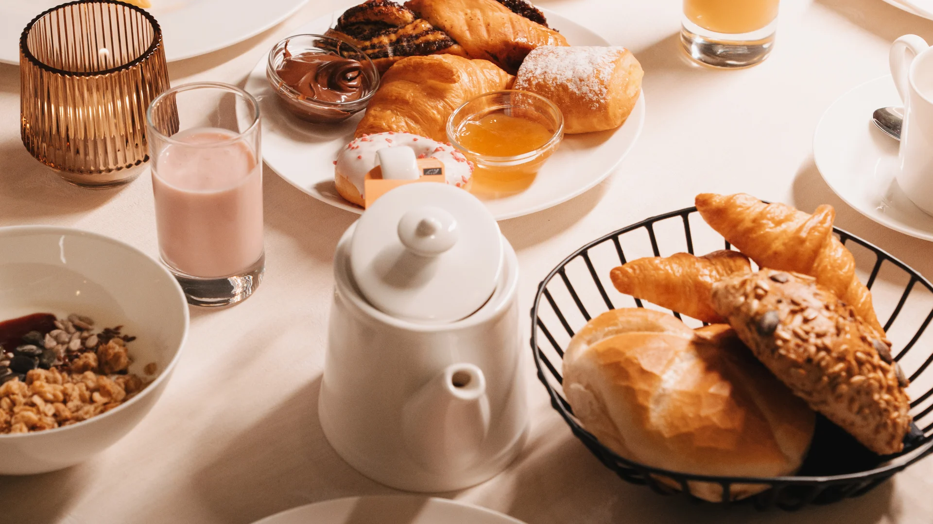 Frühstückstisch mit Gebäck, Obst, Aufschnitt, Käse, Kaffee und Säften