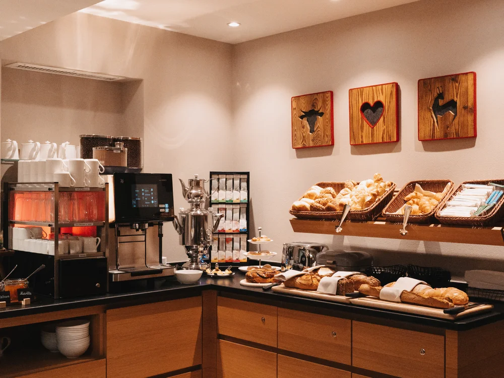 Ihre Auszeit in Lech am Arlberg Frühstücksbuffet mit Kaffeemaschinen, Gebäck und Brot