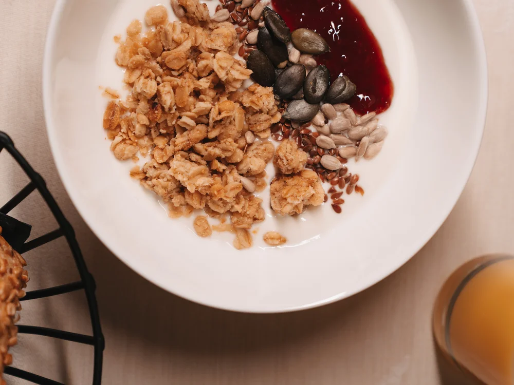 Ihre Auszeit in Lech am Arlberg Frühstücksschale mit Müsli, Samen, Beerenkompott und Milch
