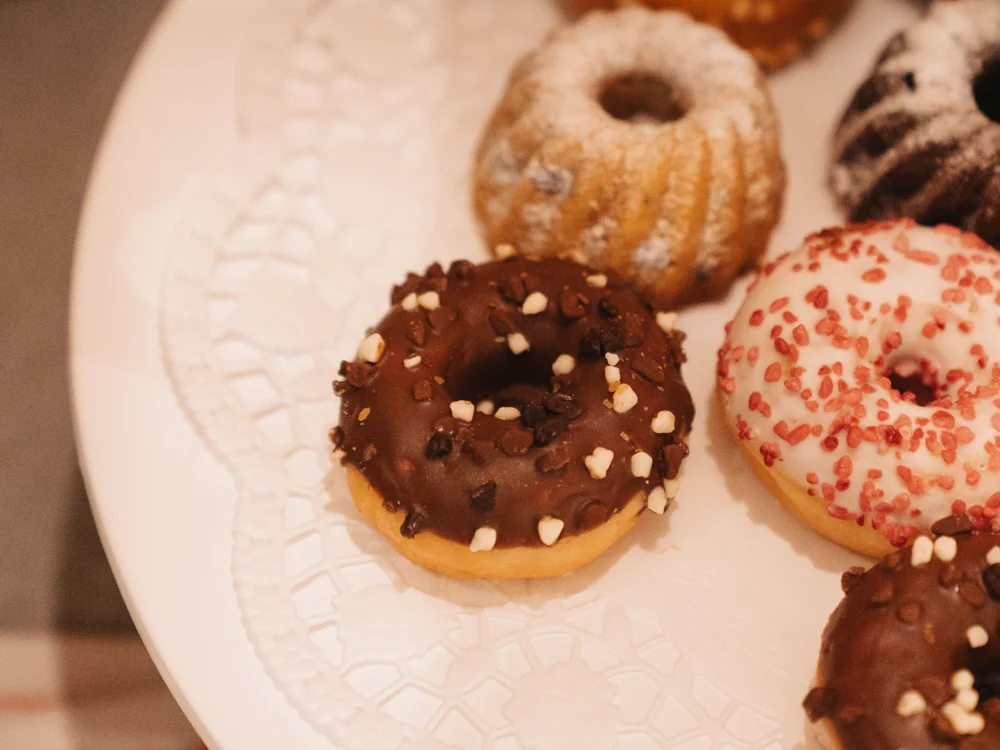Ihre Auszeit in Lech am Arlberg Teller mit verschiedenen glasierten Donuts