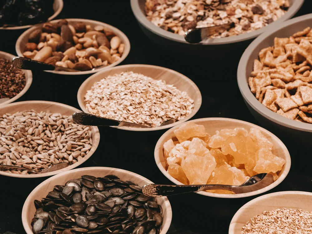 Ihre Auszeit in Lech am Arlberg Schalen mit Müsli, Nüssen, Körnern und getrockneten Früchten