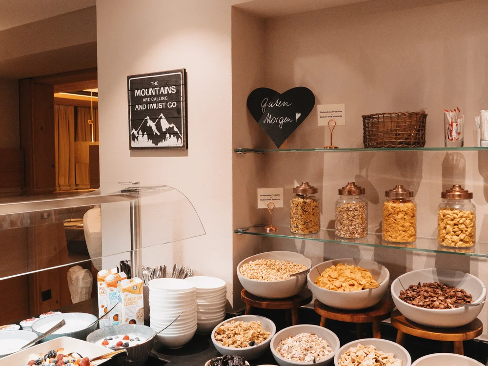 Ihre Auszeit in Lech am Arlberg Frühstücksbuffet mit Müsli, Nüssen und Cerealien in Schalen